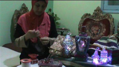 فتاة تبتكر طريقة جديدة لصناعة فوانيس رمضان من الخرز بالغربية (فيديو)