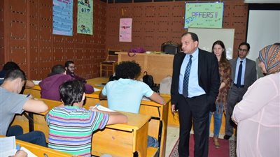 رئيس جامعة بني سويف يتفقد لجان امتحانات 