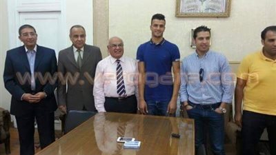 بالصور.. لاعب الأهلي يتعاقد مع الإنتاج لمدة عام
