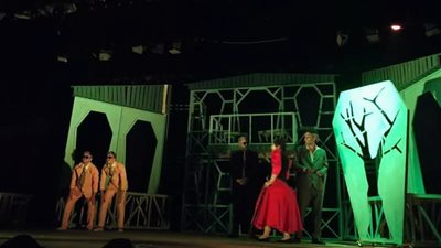 آداب القاهرة تعرض مسرحية زيارة السيدة العجوز (صور)