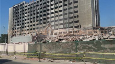 بالصور.. استمرار هدم مقر الحزب الوطني المنحل بـ«التحرير»