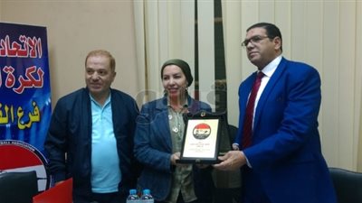 تكريم سحر عبد الحق خلال إجراء قرعة الكرة النسائية