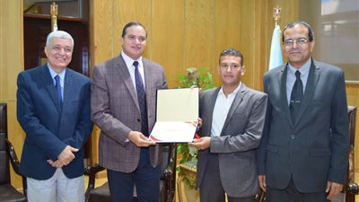 رئيس جامعة سوهاج يكرم محرر فيتو