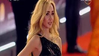 إطلالة جذابة لهنا الزاهد بافتتاح مهرجان القاهرة السينمائي(فيديو)