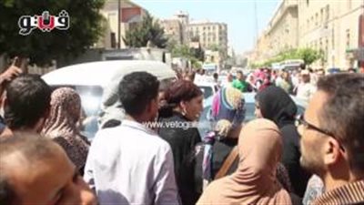 بالفيديو.. الأمن يمنع بائعة بالسيدة زينب من الوصول لمحافظ القاهرة