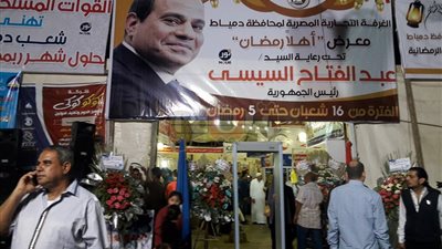 إقبال كثيف من الأهالي على معرض «أهلا رمضان» في دمياط (صور)