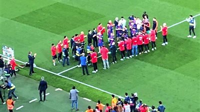 الطاقم الفني لبرشلونة يقيم ممرا شرفيا للاعبيه بعد امتناع ريـال مدريد (صور)