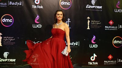 نور تخطف الأنظار بالأحمر في حفل افتتاح القاهرة السينمائي (صور)