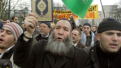 «الديانة الإسلامية في مزاد الجنسية الإسبانية».. ترنيمات العذراء والمسيح شرط التحول.. 60 يورو لمدريد بعد الدخول في «الكاثوليكية».. مواجهة الأزمة الاقتصادية بترحيل المهاجرين.. 70 ألف