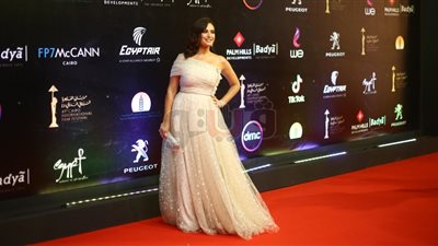 الجمهور يحتفل بعيد ميلاد هند صبري في حفل افتتاح مهرجان القاهرة