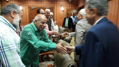 محافظ بورسعيد يحتوي أزمة «سوق البالة» (صور)