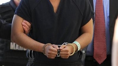 القبض على ضابط أثناء تقاضيه 450 ألف جنيه رشوة من مقاول بالدقى