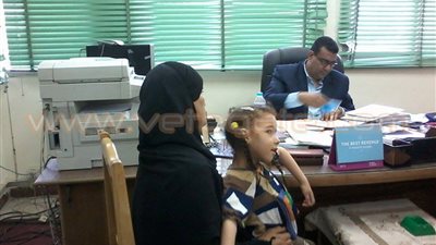 بالصور.. علاج طفلين شقيقين من ضمور في المخ على نفقة الدولة بالفيوم