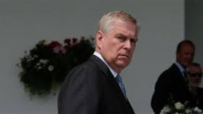 بسبب قضية مخلة بالشرف.. الأمير أندرو نجل ملكة بريطانيا يتخلى عن مهامه