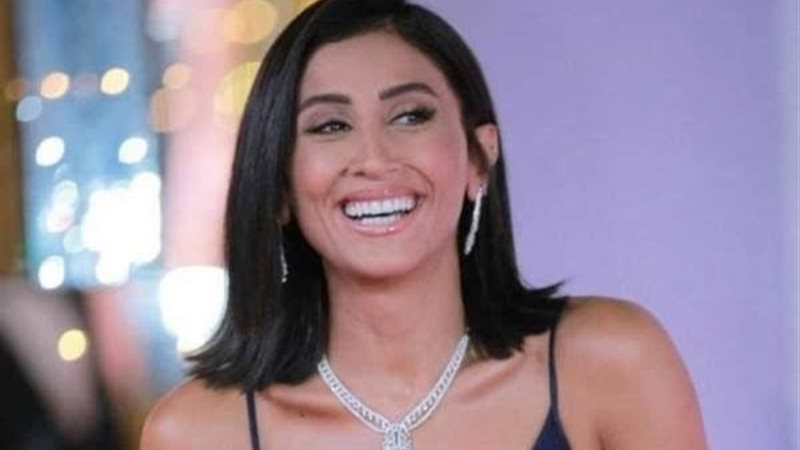  الفنانة دينا الشربيني