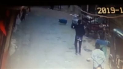 نشرة الأخبار: سيدة تلقى بأسطوانة غاز على طفل أثناء سيره بالشارع.. والجيش الليبي يسقط طائرة إيطالية