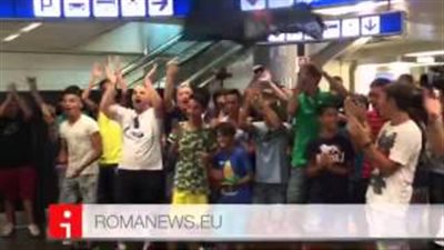 بالفيديو.. جماهير روما في انتظار محمد صلاح في المطار