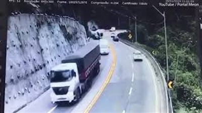 لحظة انفجار شاحنة وقود بعد انقلابها على طريق سريع: 