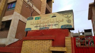 زيارة مفاجئة لمحافظ الشرقية تكشف غياب العاملين بمدرسة إعدادية (صور)