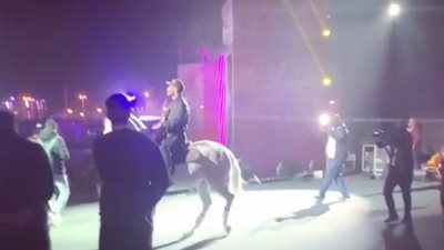 لأول مرة.. محمد رمضان بالحصان على مسرح الرياض في السعودية (فيديو)