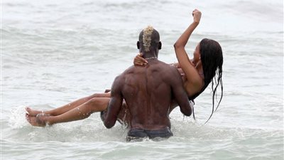 بالصور.. «بالوتيلي» يقضي إجازة الصيف على شواطئ إيطاليا برفقة خطيبته