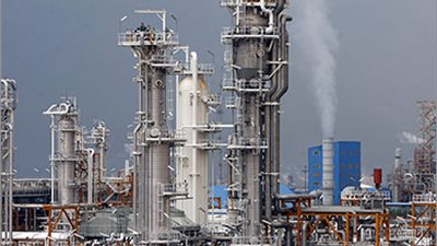 خبير بترولي: استيراد مصر النفط الإيراني ضربة قوية لإسرائيل