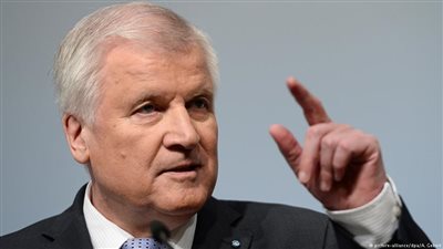 وزير داخلية ألمانيا يدافع عن رفيقه بعد تصريحاته حول اللاجئين