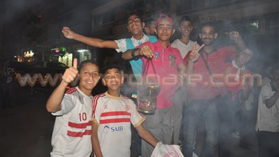 بالصور.. جماهير الزمالك في الإسكندرية تحتفل بالدوري بـ«البخور»