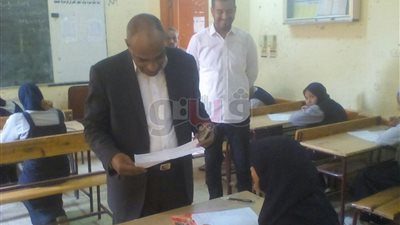 وكيل تعليم الأقصر يواصل جولاته لمتابعة سير الامتحانات