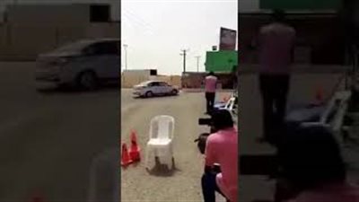 تعرض امرأة لحادث مروع أثناء تعلمها القيادة (فيديو)