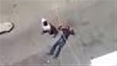 لحظة الاعتداء على شاب بطريقة وحشية وسط طريق عام (فيديو)