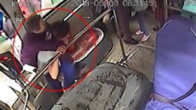 سائق أتوبيس يحمل راكبا مسنا على ظهره (فيديو)