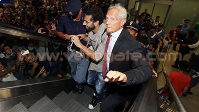 بالصورة.. استقبال تاريخي لـ «محمد صلاح» في «إيه إس روما»