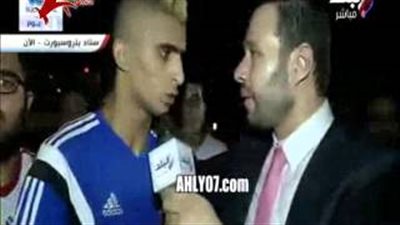 أحمد سمير مداعبًا مراسل «الكرة مع شوبير»: «لاعبو الزمالك ما بيستحموش»