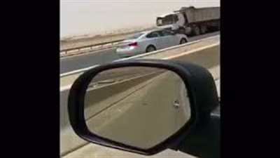 لحظة تعرض خمسيني لحادث سير مروع بالكويت (فيديو)