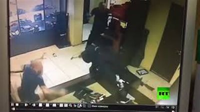 لحظة هجوم مجهول على مكتب وضربه الموظفين (فيديو)