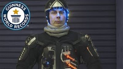 رجل يحقق رقما قياسيا بإطلاق أكثر ألعاب نارية من أعلى جسده (فيديو)