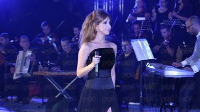 بالصور.. نانسي عجرم ترتدي فستانًا عاريًا في ختام 