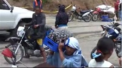 بالفيديو.. نهب جماعي لسيارة «بيبسي» انقلبت في حادث