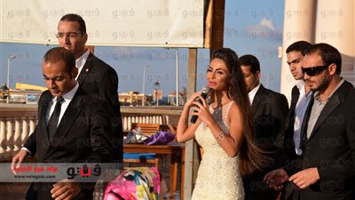 بالصور.. دوللى شاهين فى حفل زفاف جماعى بالإسكندرية