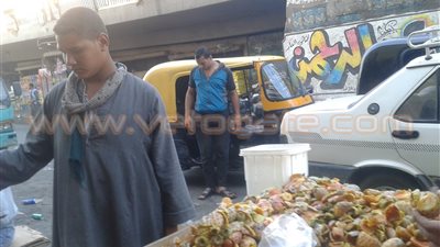 بالصور.. «مترو الزراعة» يتحول لـ«سوق تين».. «الباعة» يحتلون الأرصفة بحثًا عن لقمة العيش.. عبدالرحمن: «الثمرة بجنيه وحركة البيع نشطة».. أحمد: «بكسب150 جنيها
