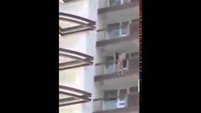 بالفيديو.. إسرائيلية تتخلص من ثيابها وتلقي بنفسها من الطابق العاشر