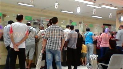 بالصور.. إقبال كثيف على مكتب بريد الأزبكية لحجز شقق «الإسكان»