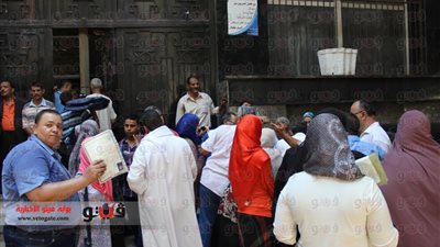 بالفيديو والصور..أولياء أمور طلاب الثانوية العامة يتظاهرون أمام 