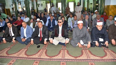 وزير القوى العاملة يؤدي صلاة الجمعة بمسجد ناصر في أسيوط (صور)