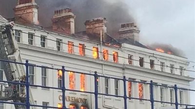 حريق مروع في أشهر فنادق بريطانيا (صور)