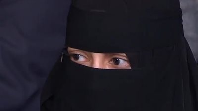 منتقبة تحرج جونسون: كيف أثق برئيس يشبهني بصندوق البريد؟(فيديو)