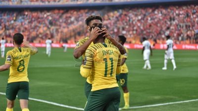 لاعبو جنوب أفريقيا يحتفلون بالهدف الأول مع جمهورهم بإستاد القاهرة