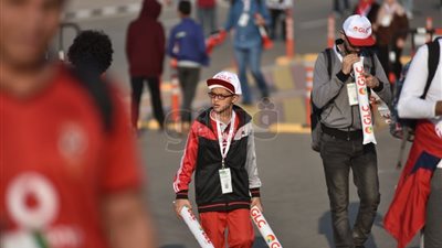 عشق وانتماء.. أطفال يزينون إستاد القاهرة قبل العرس الأفريقي (صور)