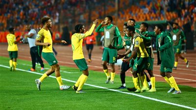 لاعبو جنوب أفريقيا يحتفلون مع الجماهير المصرية بالتأهل للأولمبياد